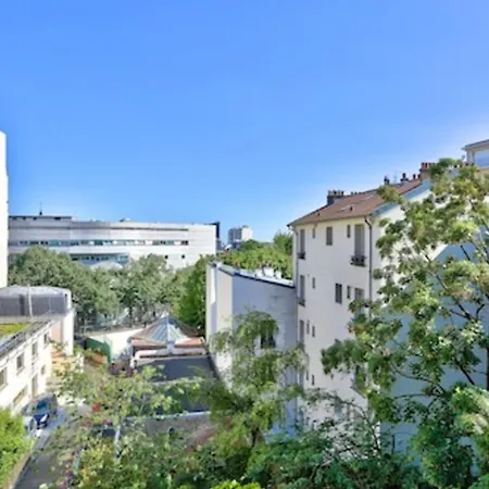 Rare Pearl With Balcony In * Paris